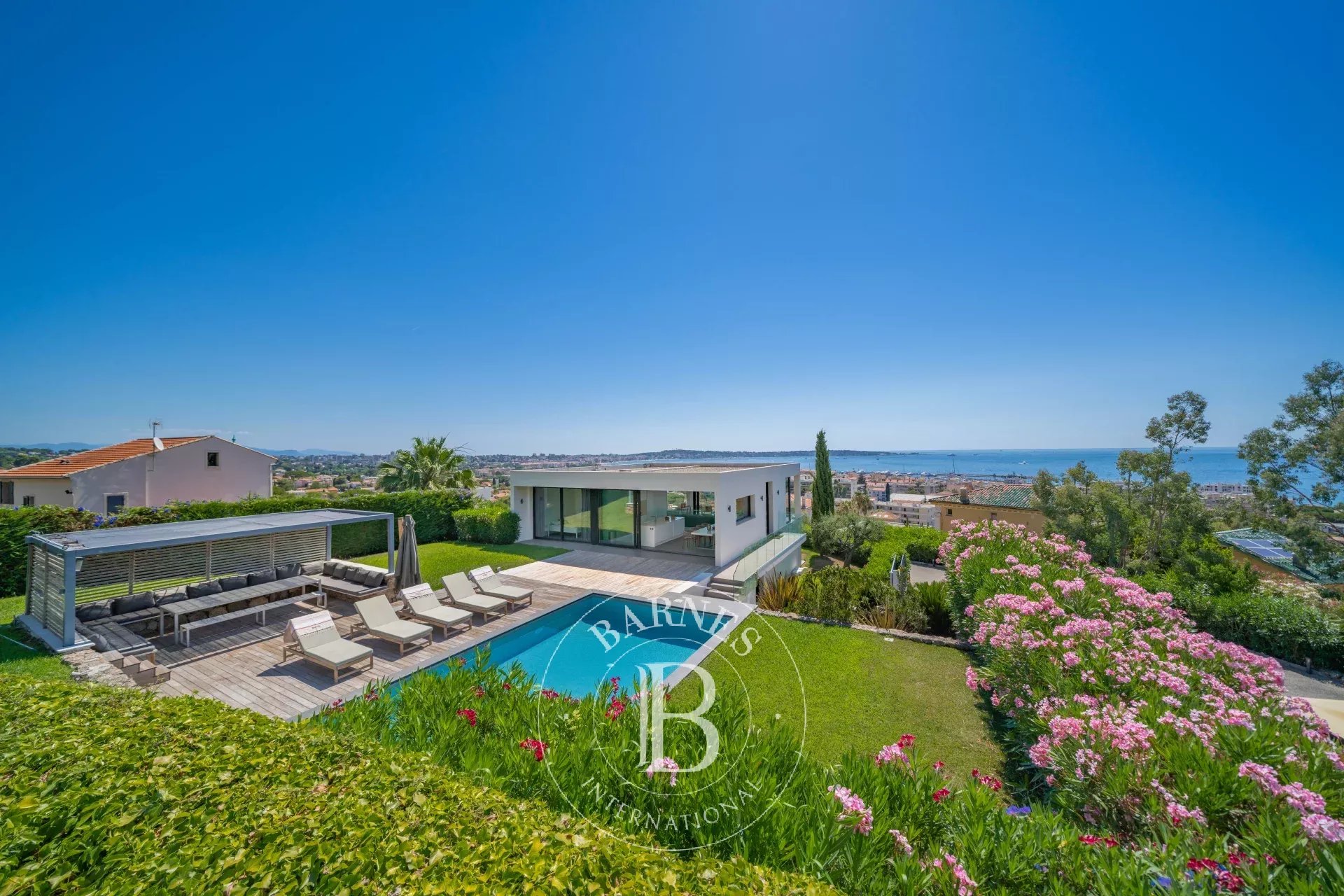 GOLFE-JUAN - VILLA CONTEMPORAINE - VUE MER PANORAMIQUE