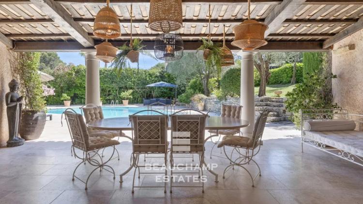 Exclusivité : atypique 5 chambres avec piscine - Mougins