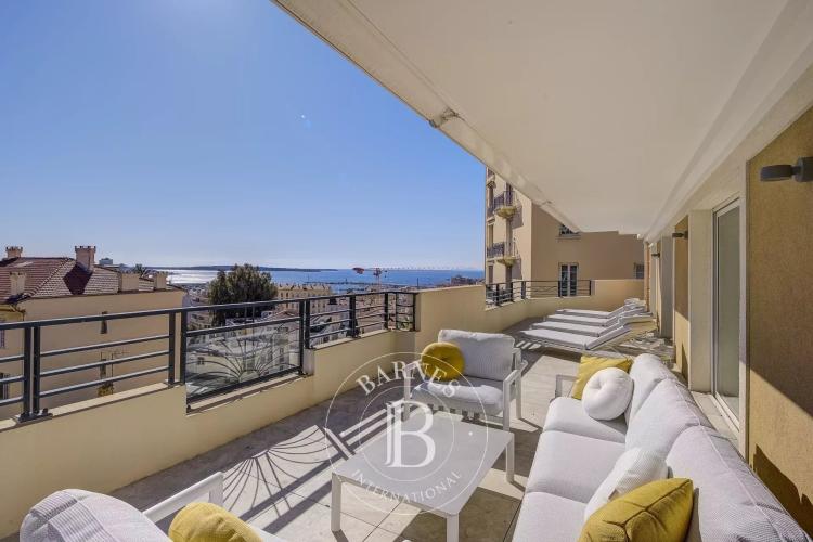 CANNES SUQUET - VUE MER - TERRASSE - 5 PIECES