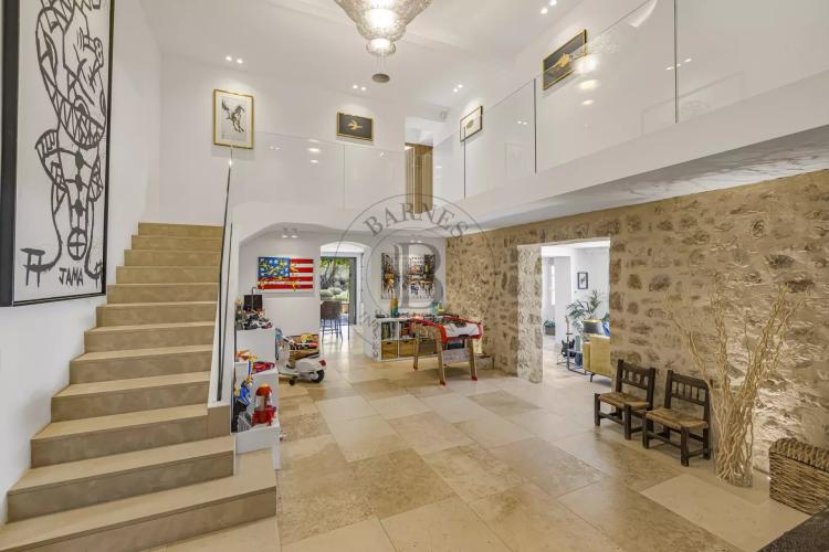 MOUGINS – PROPRIÉTÉ EN PIERRE RÉNOVÉE