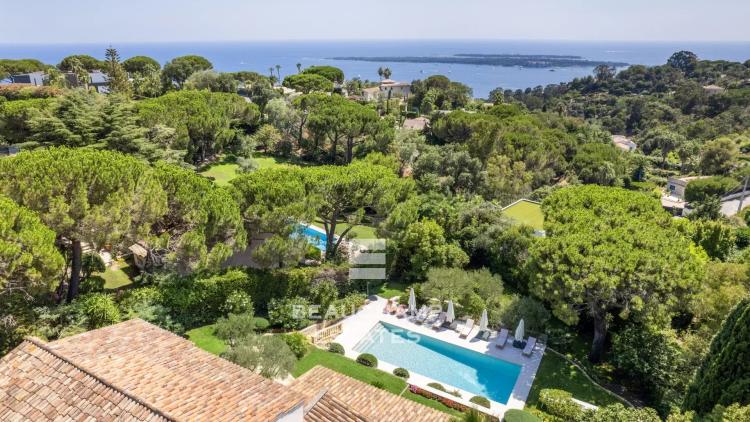 Villa contemporaine 5 chambres avec piscine - Super Cannes