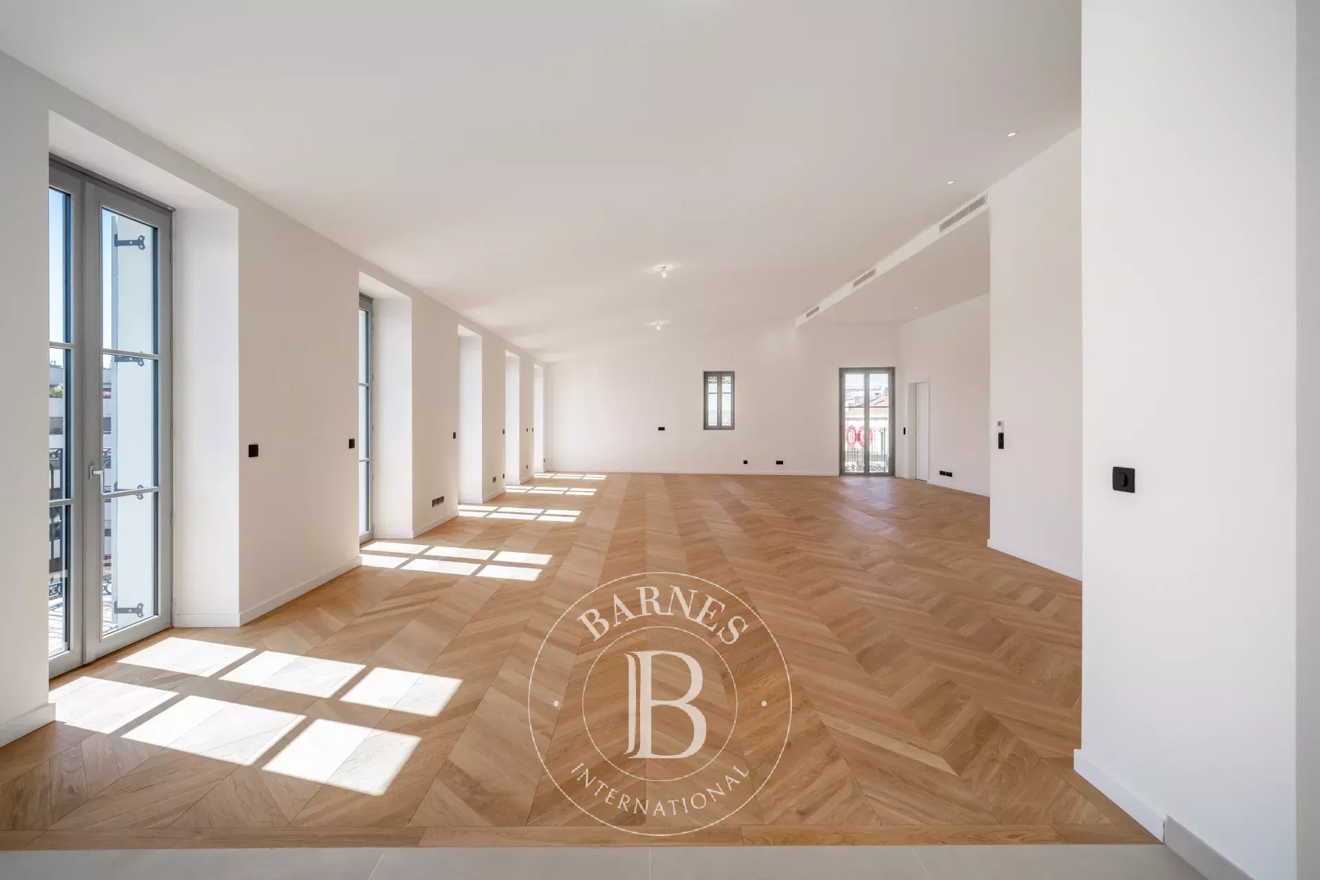 EXCLUSIVITÉ - CANNES ARRIÈRE CROISETTE -  5 PIÈCES - BALCON - APERÇU MER - DERNIER ETAGE
