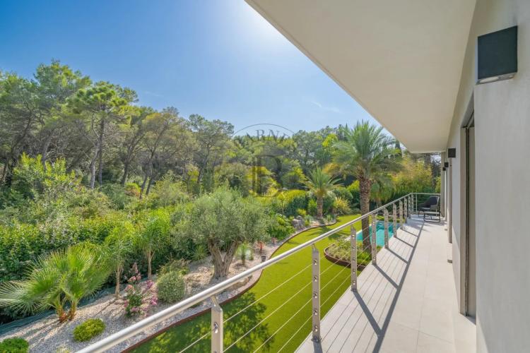 MOUGINS - VILLA CONTEMPORAINE - VUE FORÊT