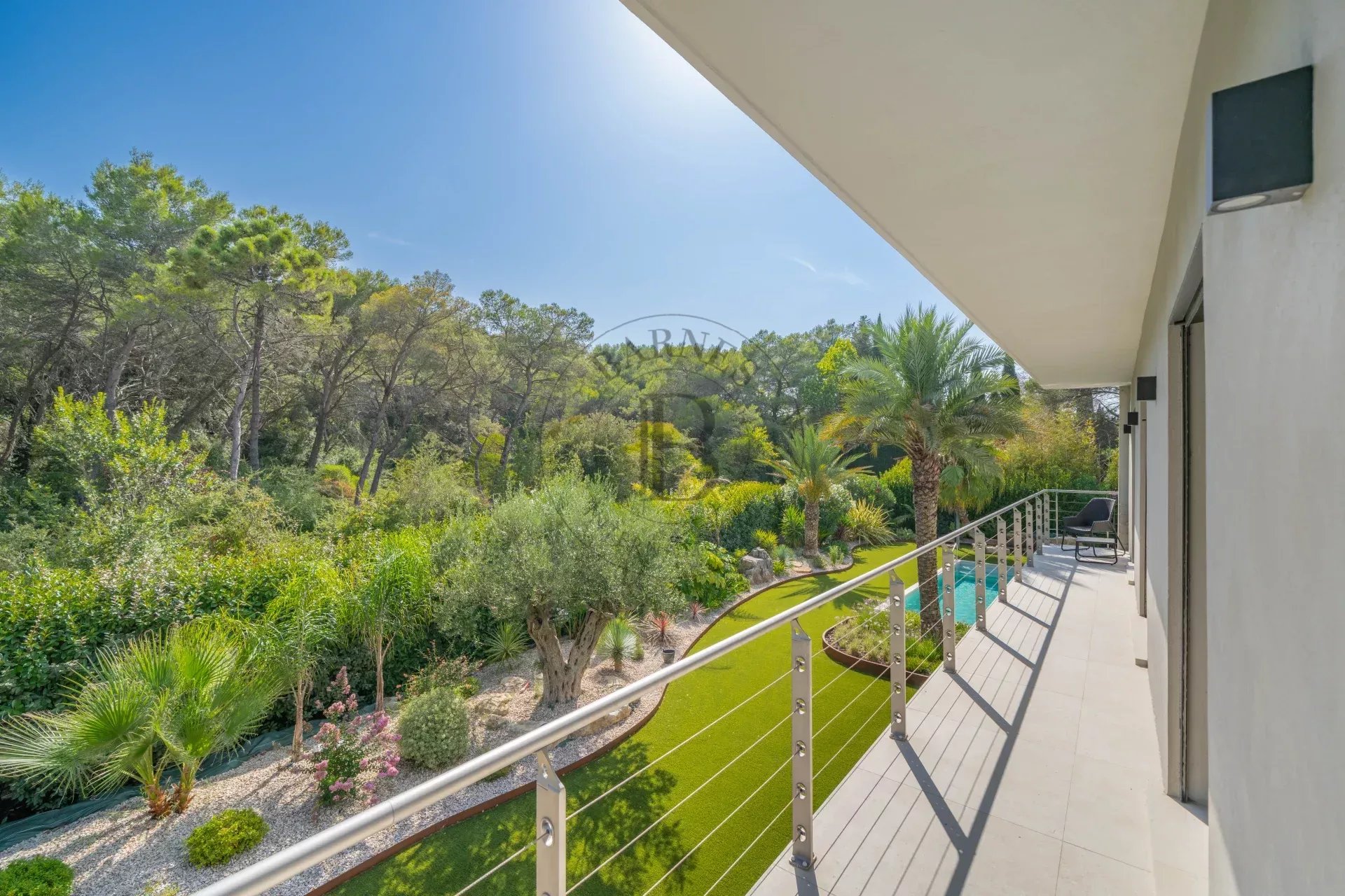 MOUGINS - VILLA CONTEMPORAINE - VUE FORÊT