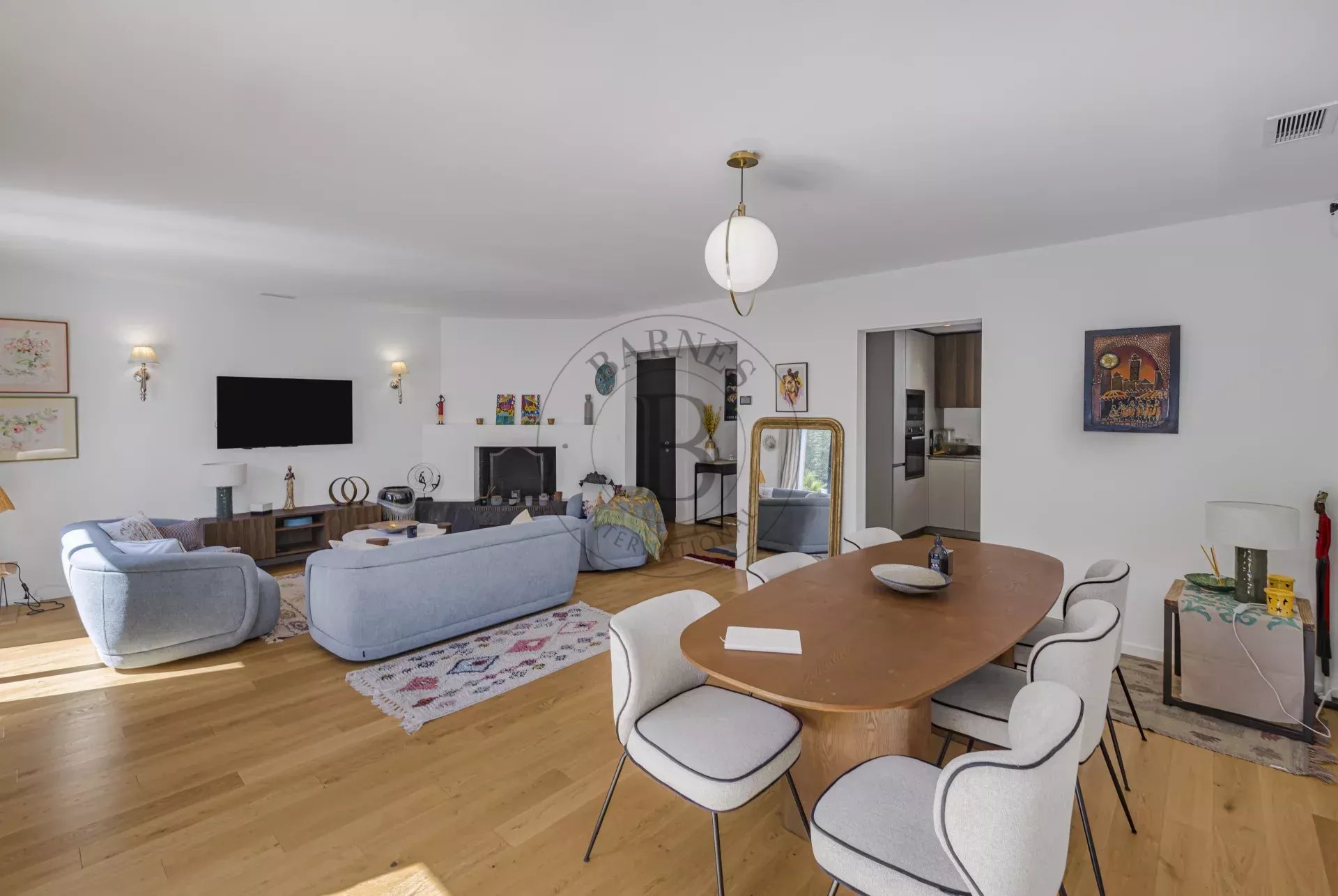 MOUGINS - VILLA DE PLAIN-PIED RENOVEE - PISCINE