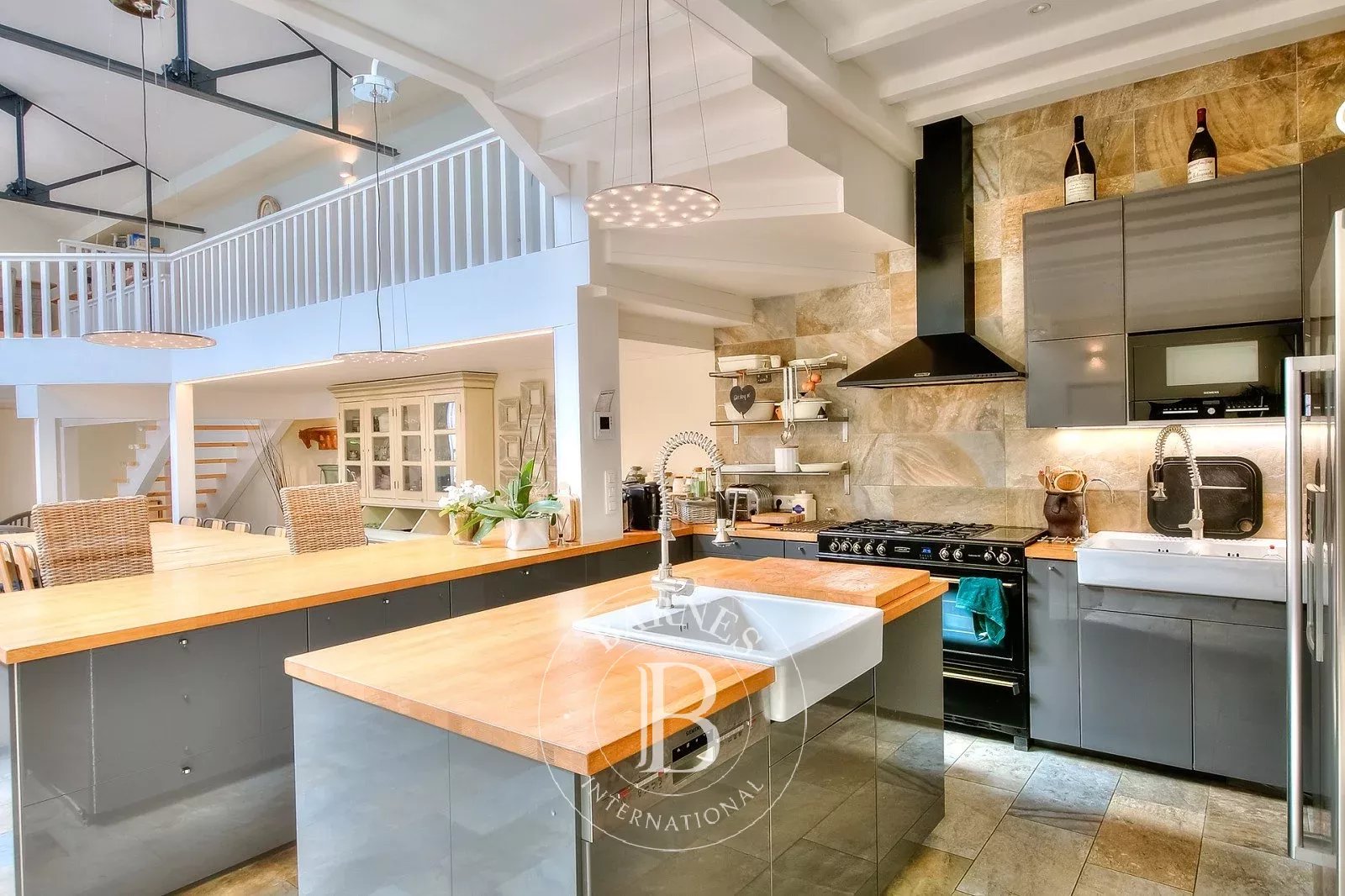 CANNES CENTRE - LOFT ATYPIQUE - HAUTEUR SOUS PLAFOND