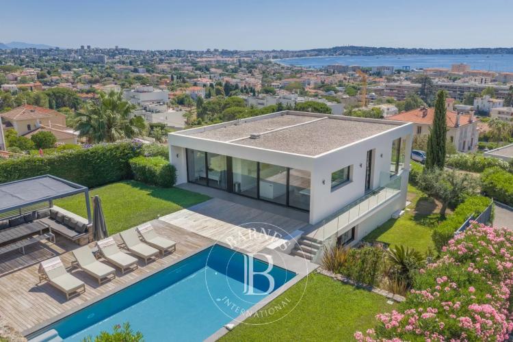 GOLFE-JUAN - VILLA CONTEMPORAINE - VUE MER PANORAMIQUE