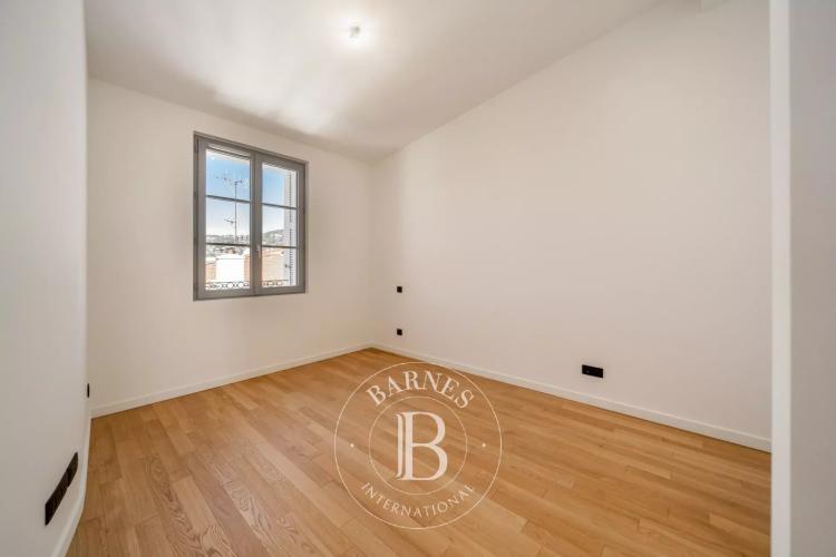 EXCLUSIVITÉ - CANNES ARRIÈRE CROISETTE -  5 PIÈCES - BALCON - APERÇU MER - DERNIER ETAGE