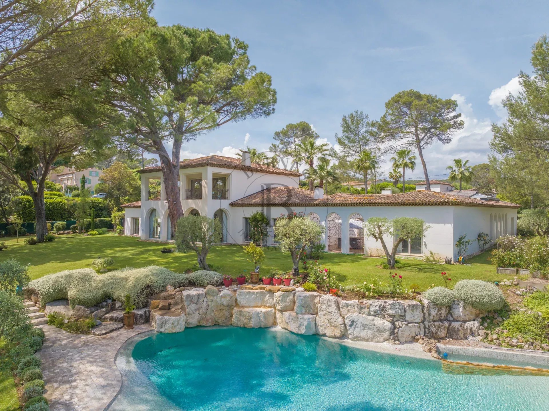 MOUGINS – VILLA AVEC PISCINE LAGON - PISCINE INTÉRIEURE ET TENNIS
