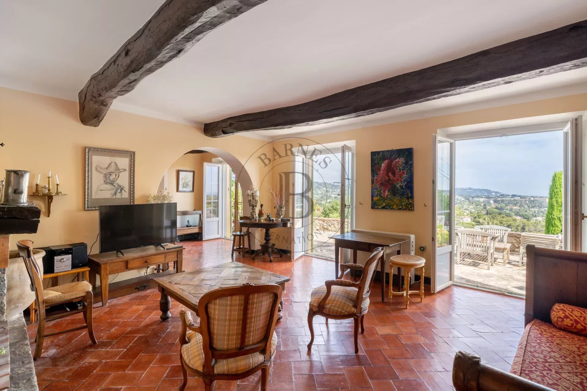 MOUGINS – VILLA EN PIERRE – VUE COLLINES ET MER