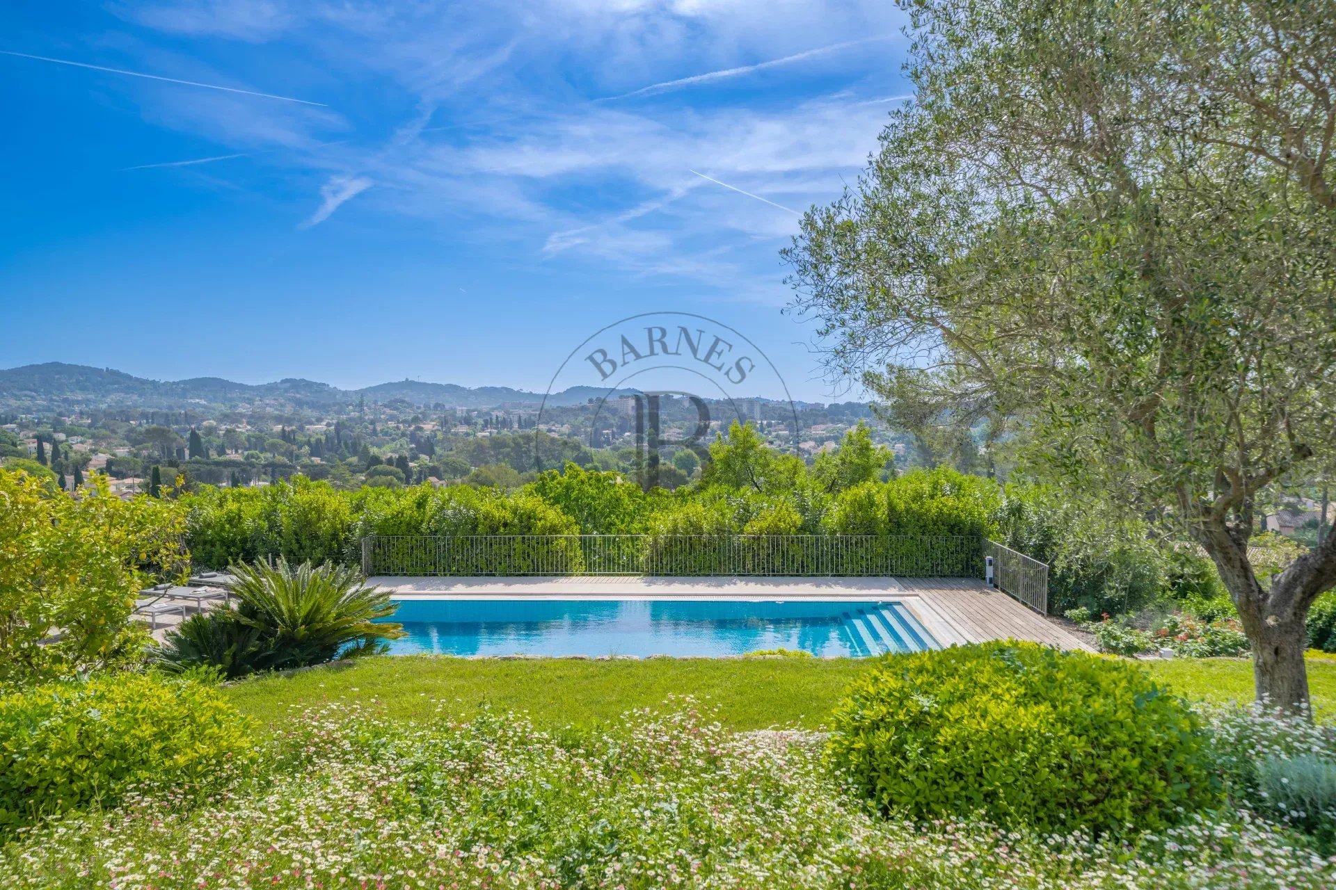 EXCLUSIVITÉ MOUGINS - VILLA NÉO-PROVENÇALE - VUE DÉGAGÉE