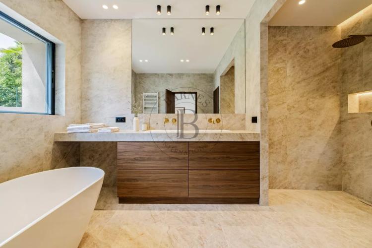 MOUGINS - VILLA PROVENCALE RENOVEE - QUARTIER PRISE