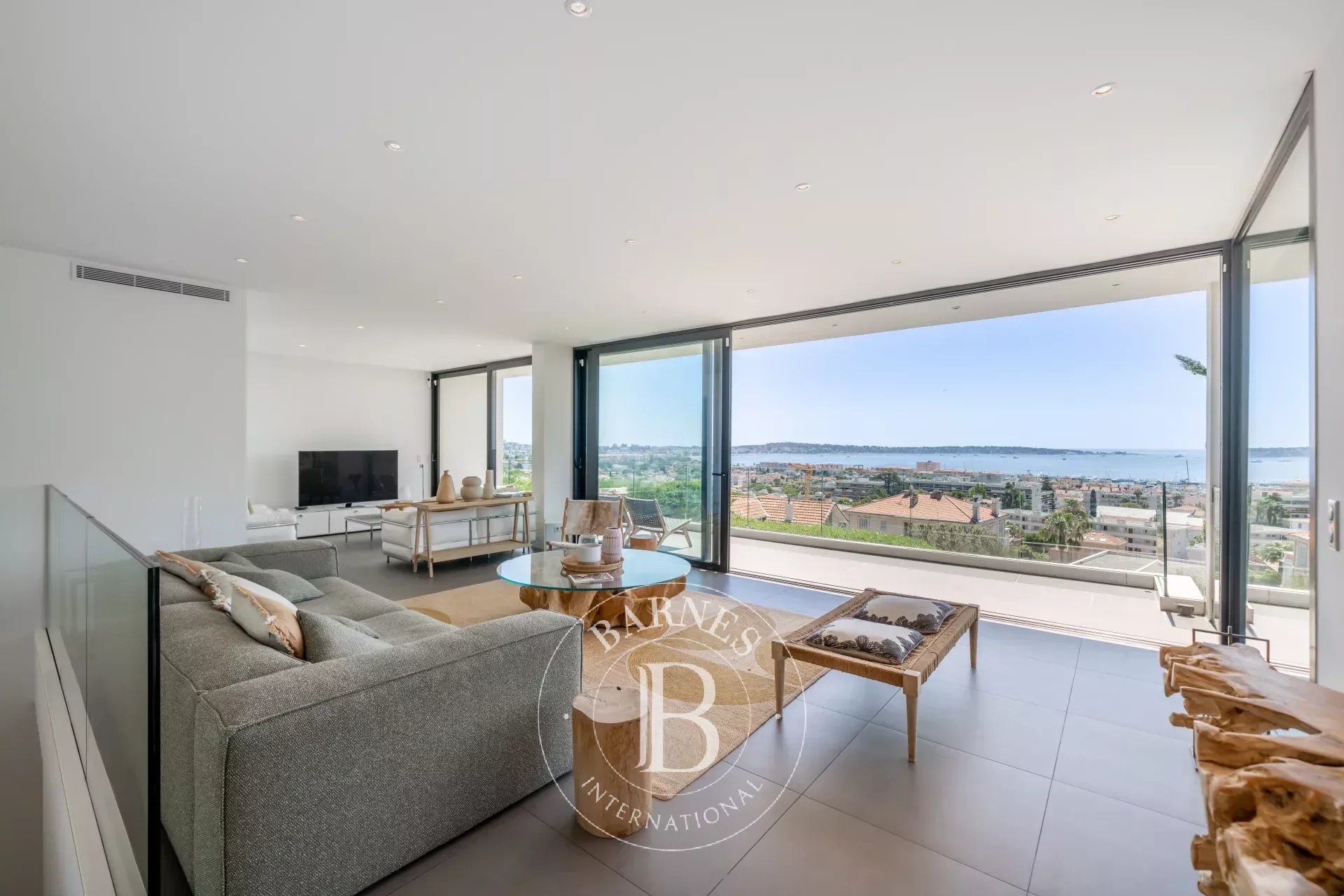 GOLFE-JUAN - VILLA CONTEMPORAINE - VUE MER PANORAMIQUE