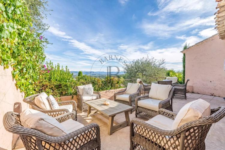 PROCHE MOUGINS –VILLA D’ARCHITECTE COUËLLE – DOMAINE DE CASTELLARAS LE VIEUX