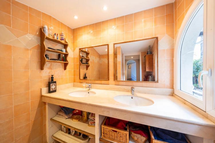 CANNES CROIX DES GARDES - MAISON DE CARACTERE – BEAUX VOLUMES