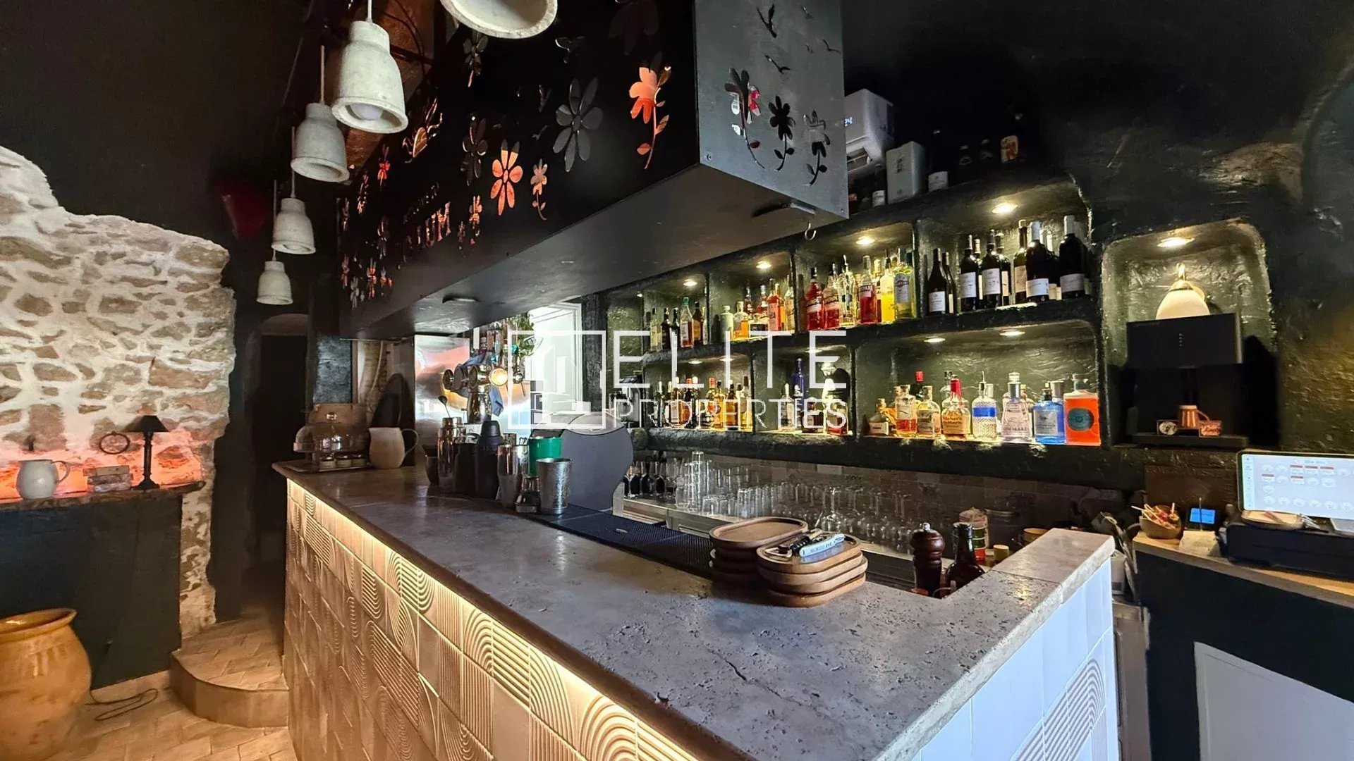Fonds de commerce bar à cocktail avec cuisine de snacking Mougins village