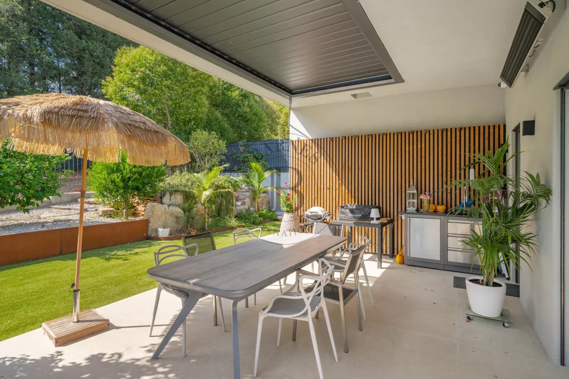 MOUGINS - VILLA CONTEMPORAINE - VUE FORÊT