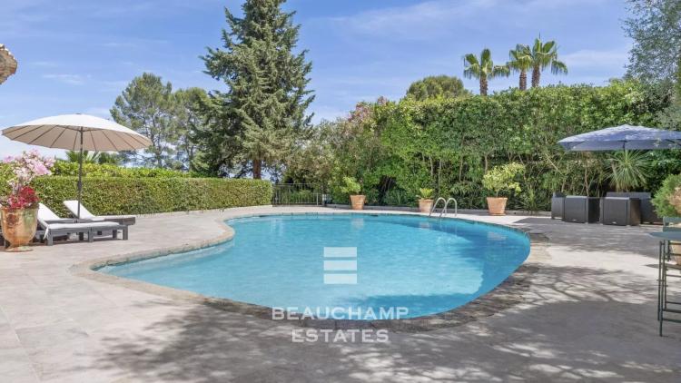 Exclusivité : atypique 5 chambres avec piscine - Mougins