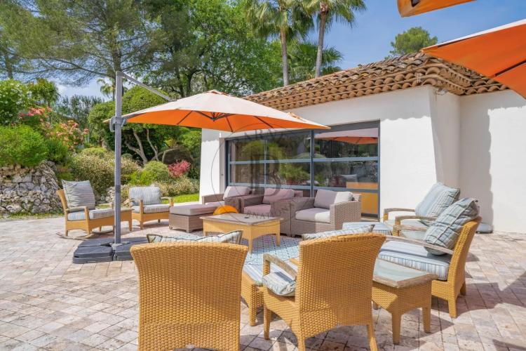 MOUGINS – VILLA AVEC PISCINE LAGON - PISCINE INTÉRIEURE ET TENNIS