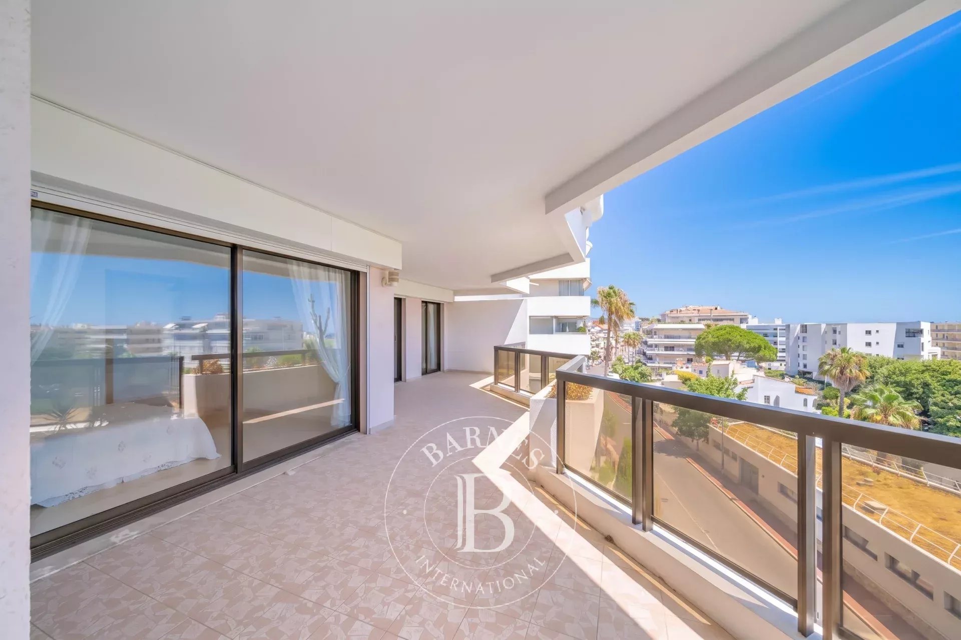 CANNES PALM BEACH – APPARTEMENT 3 PIÈCES – APERÇU MER - GARAGE