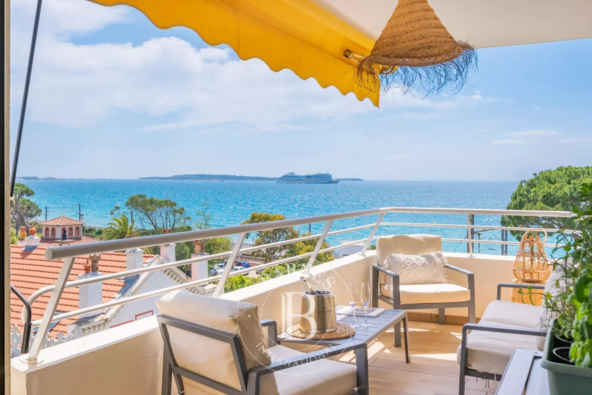 EXCLUSIVITÉ – CANNES BAS CROIX DES GARDES - DERNIER ETAGE - VUE MER - TERRASSE - ACCES DIRECT PLAGE - 1 CHAMBRE