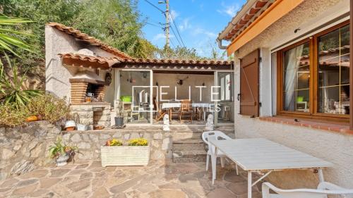 MANDELIEU-LA-NAPOULE (CAPITOU) : Maison à rénover, 110 m² habitables, vue panoramique mer et collines, terrain de 1 375 m²