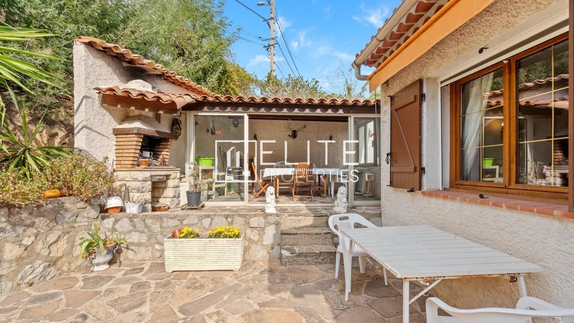 MANDELIEU-LA-NAPOULE (CAPITOU) : Maison à rénover, 110 m² habitables, vue panoramique mer et collines, terrain de 1700m²