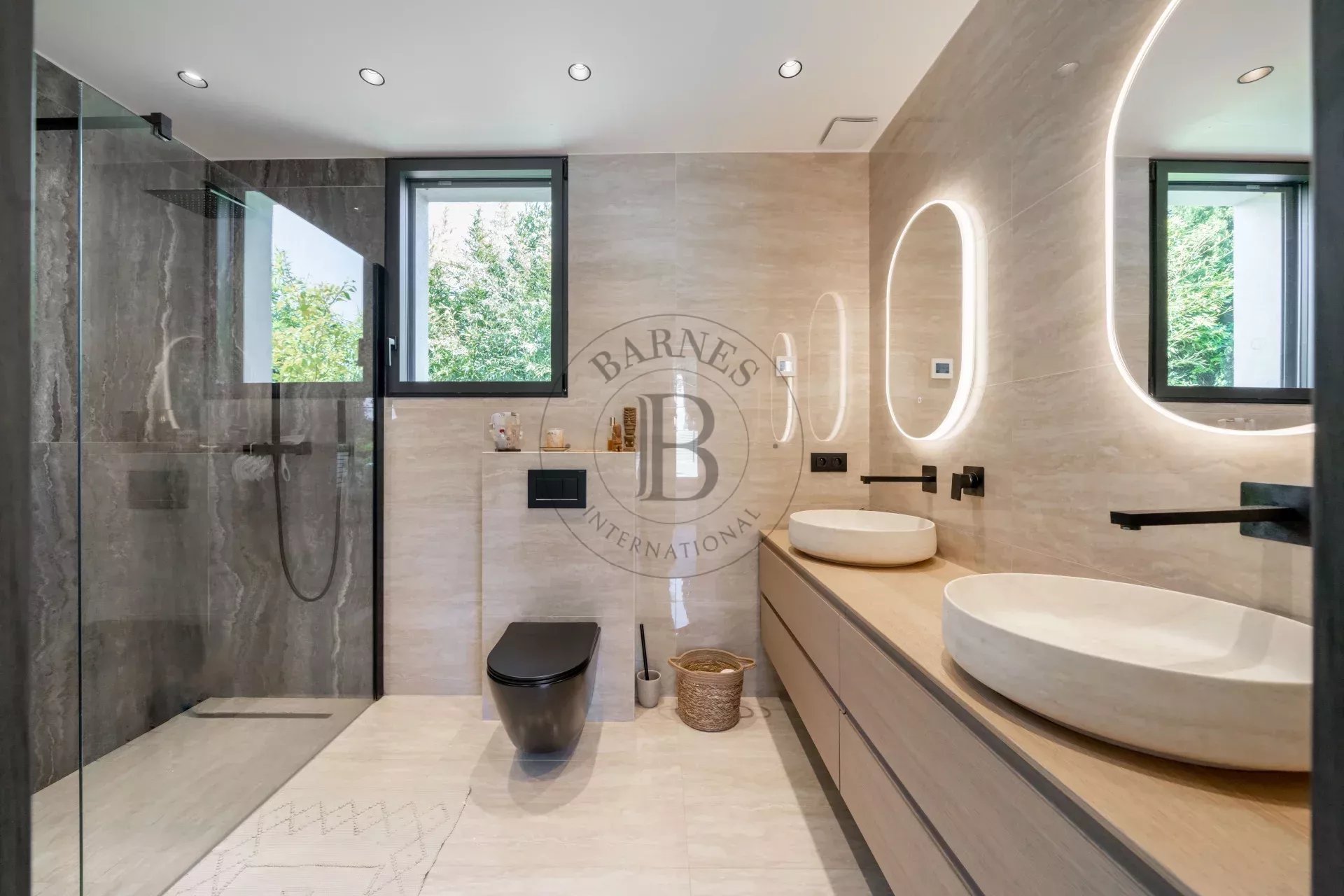 MOUGINS - VILLA NEUVE - AU PIED DU VILLAGE