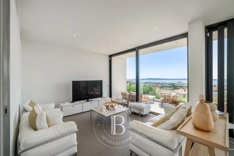 GOLFE-JUAN - VILLA CONTEMPORAINE - VUE MER PANORAMIQUE
