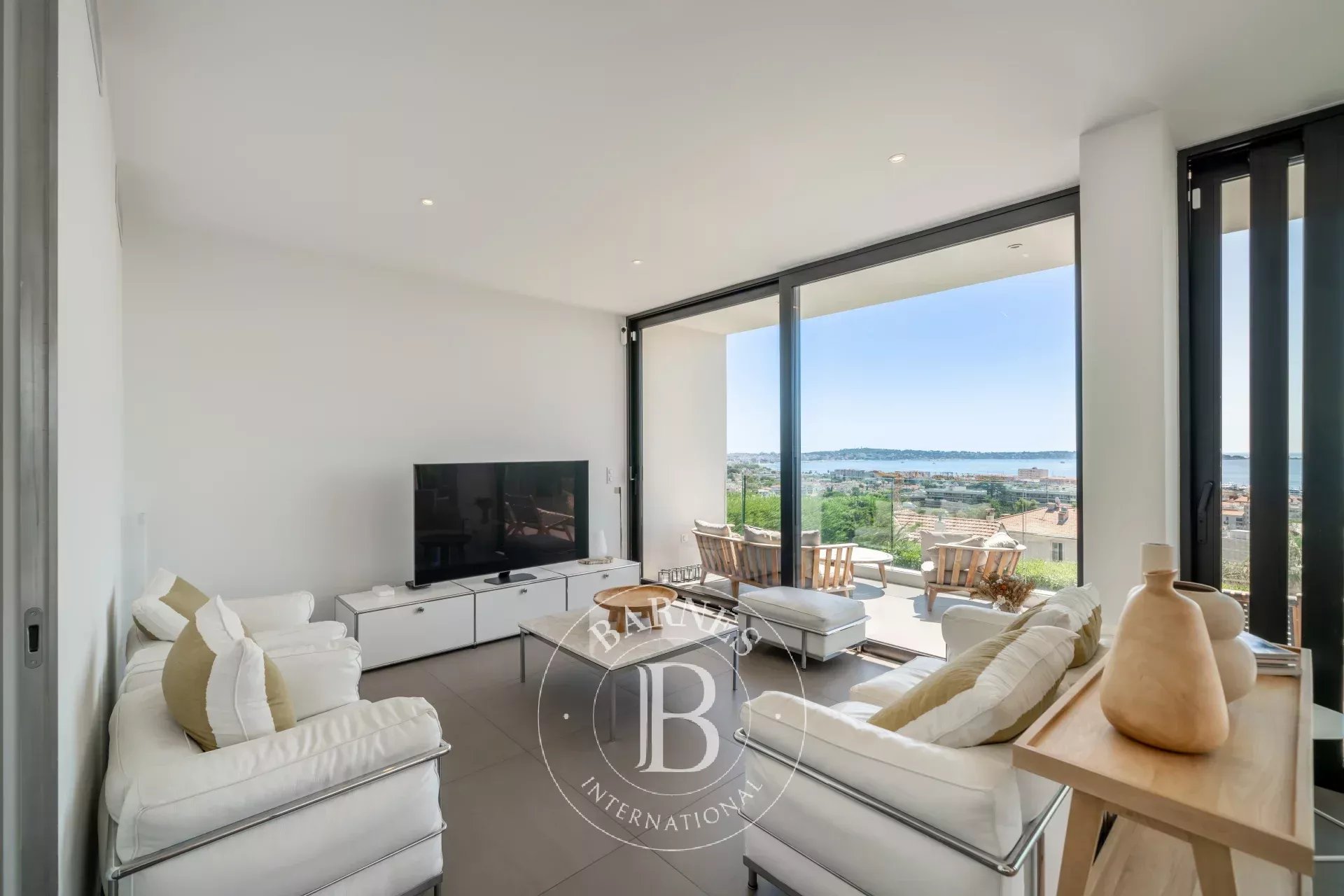 GOLFE-JUAN - VILLA CONTEMPORAINE - VUE MER PANORAMIQUE
