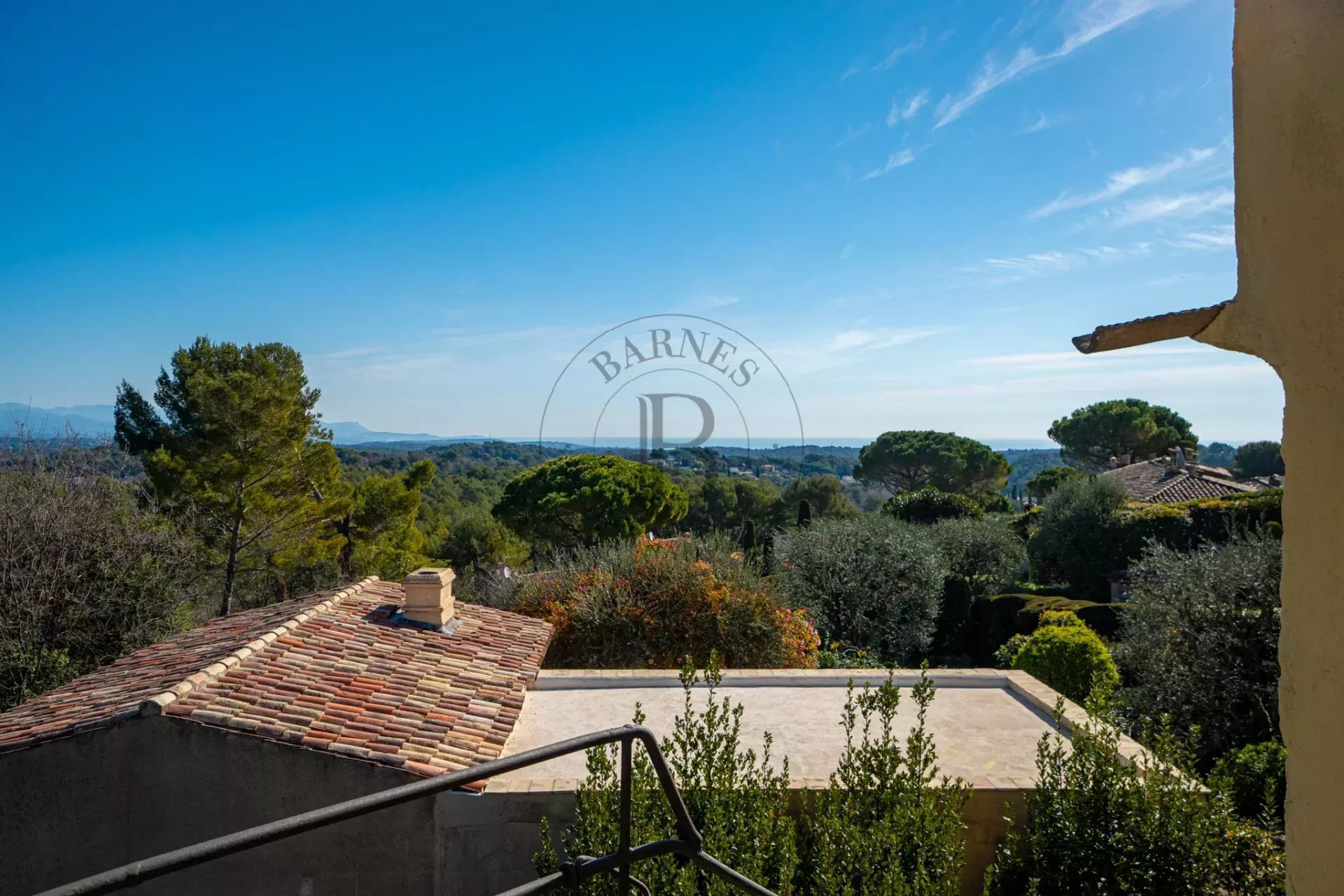 PROCHE MOUGINS - DOMAINE SÉCURISÉ - VUE MER PANORAMIQUE