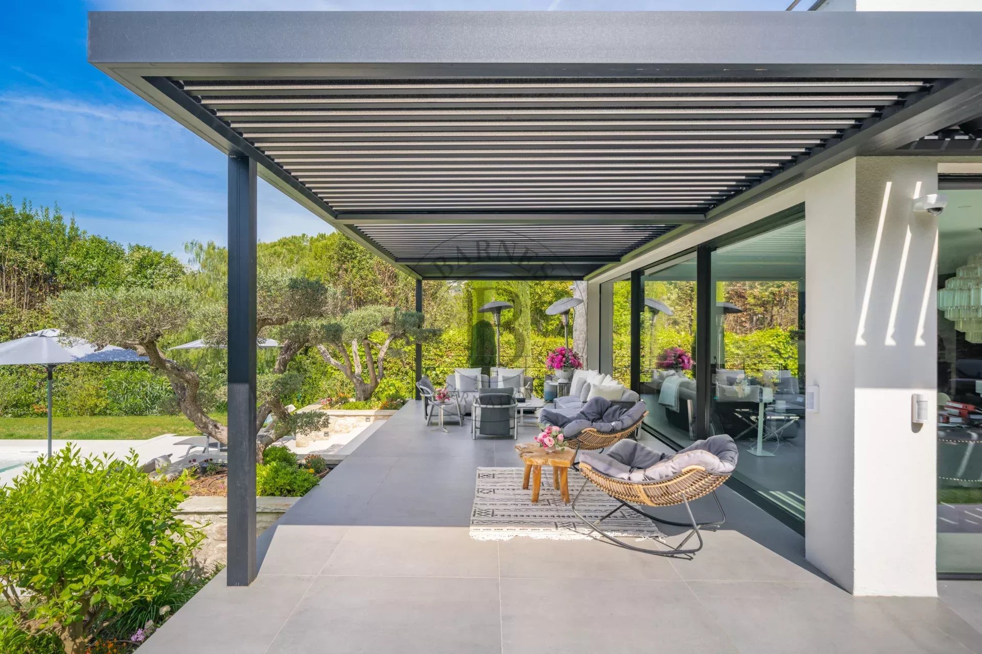 MOUGINS – SUPERBE VILLA MODERNE – DOMAINE FERMÉ