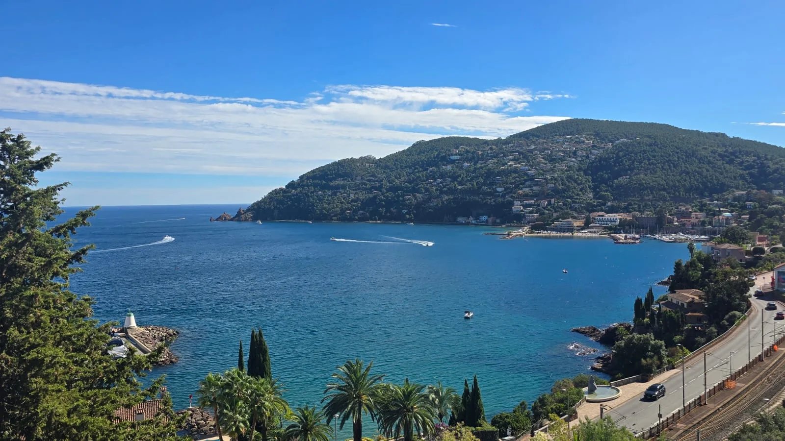MAISON 4 PIÈCES 122 m² – VUE MER PANORAMIQUE – TERRAIN 1 280 m² – THÉOULE-SUR-MER