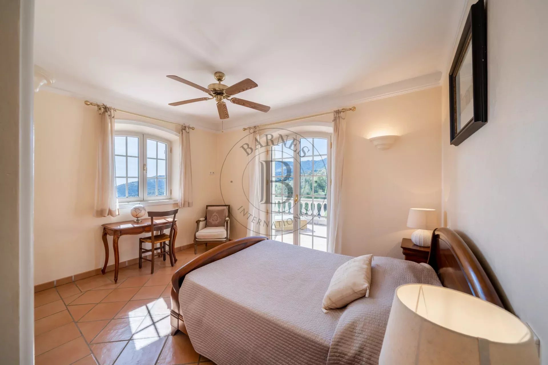 PROCHE MOUGINS - VILLA PROVENÇALE AVEC VUE MER ET COLLINES PANORAMIQUE