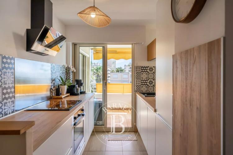 EXCLUSIVITÉ – CANNES BAS CROIX DES GARDES - DERNIER ETAGE - VUE MER - TERRASSE - ACCES DIRECT PLAGE - 1 CHAMBRE