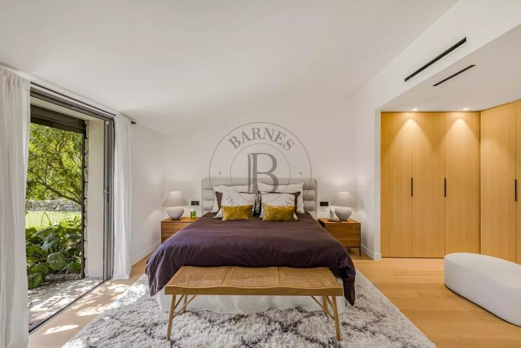 MOUGINS - VILLA RECEMMENT RENOVEE DANS UN DOMAINE CONFIDENTIEL