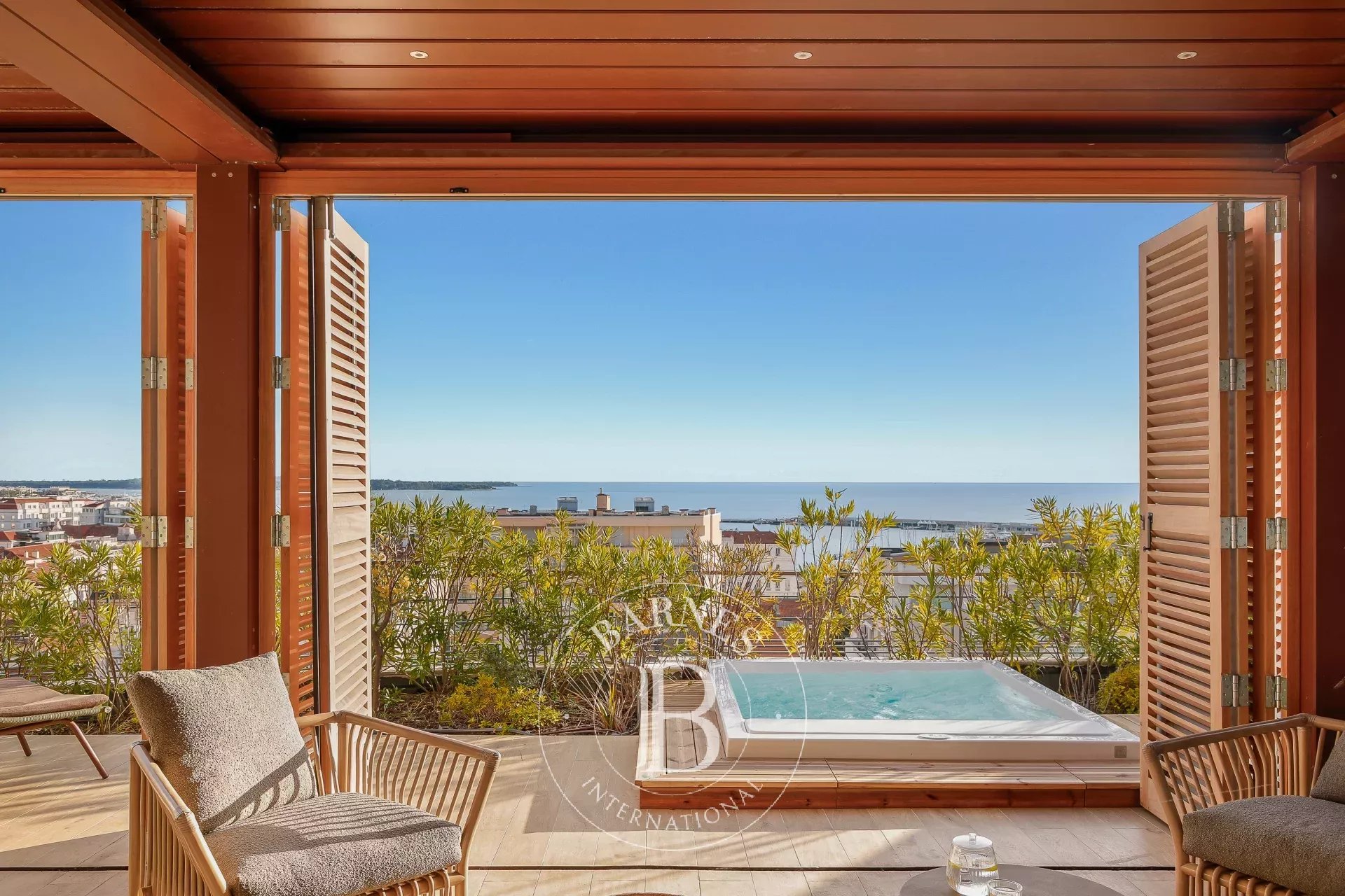 CANNES CENTRE - ROOFTOP - VUE MER - JACUZZI - 3 PIECES