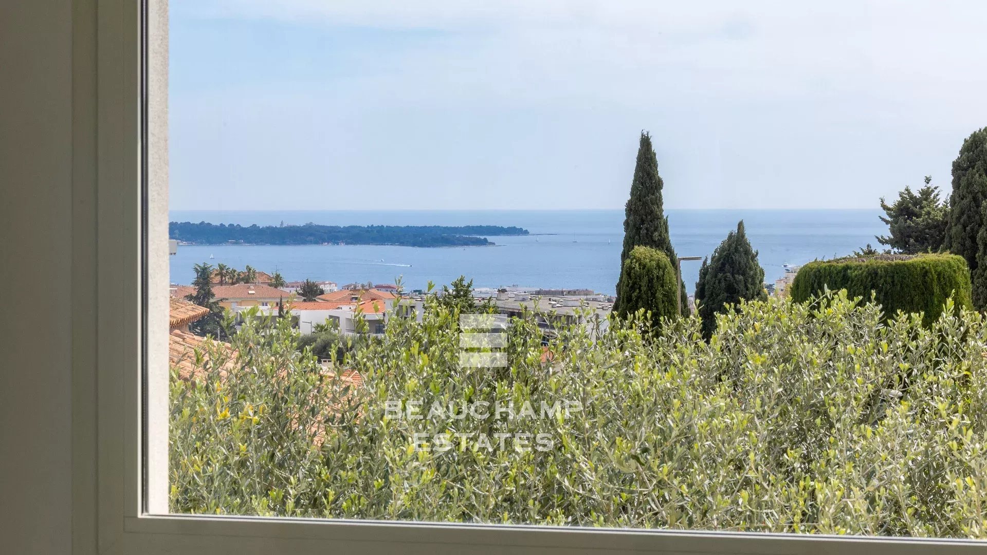 Villa contemporaine avec jardin et piscine au centre-ville