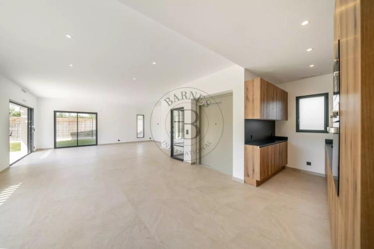 MOUGINS - VILLA NEUVE CONTEMPORAINE