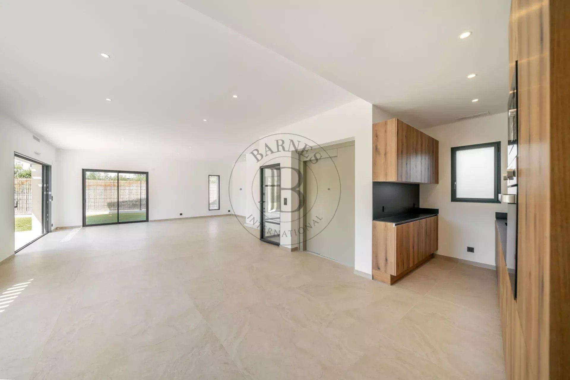 MOUGINS - VILLA NEUVE CONTEMPORAINE