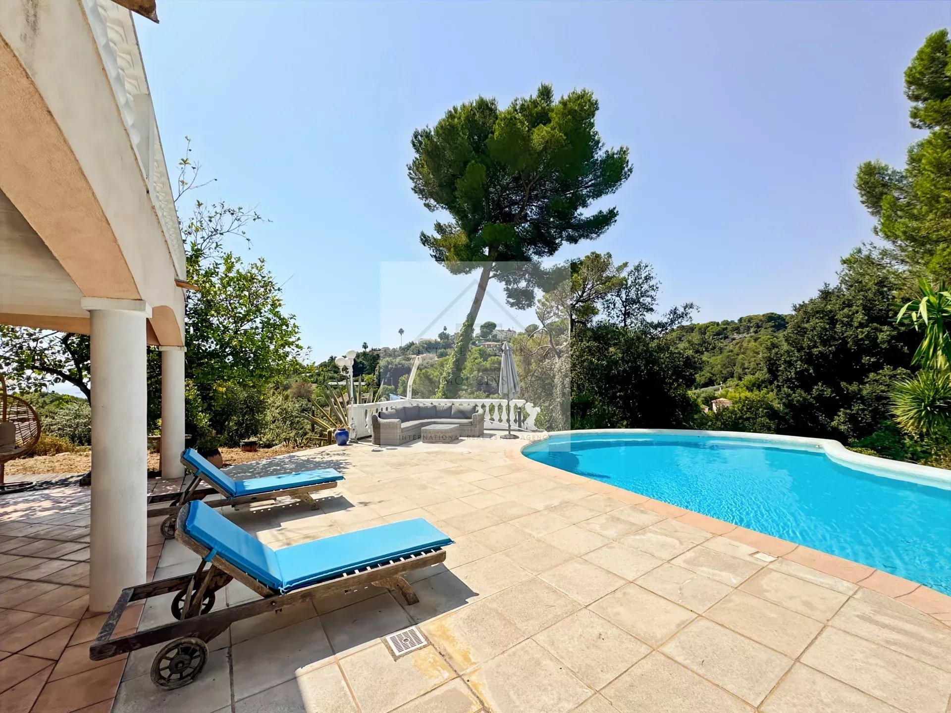 À VENDRE – VILLA DE CHARME VUE MER À ANTIBES, CALME ABSOLU