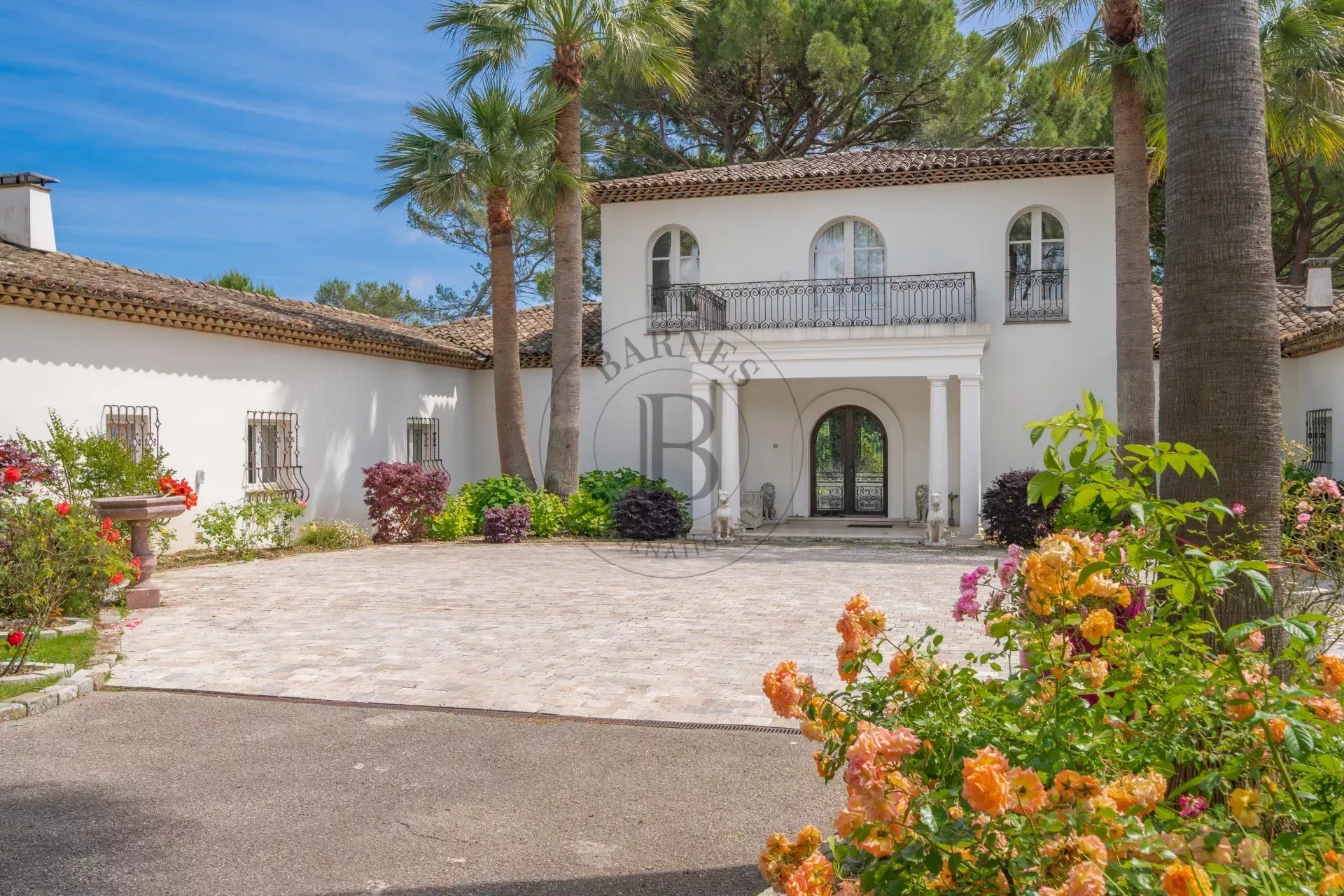 MOUGINS – VILLA AVEC PISCINE LAGON - PISCINE INTÉRIEURE ET TENNIS