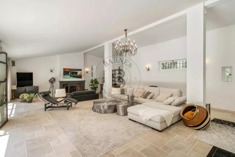 MOUGINS - VILLA DE CHARME - PROCHE DE L'ETANG