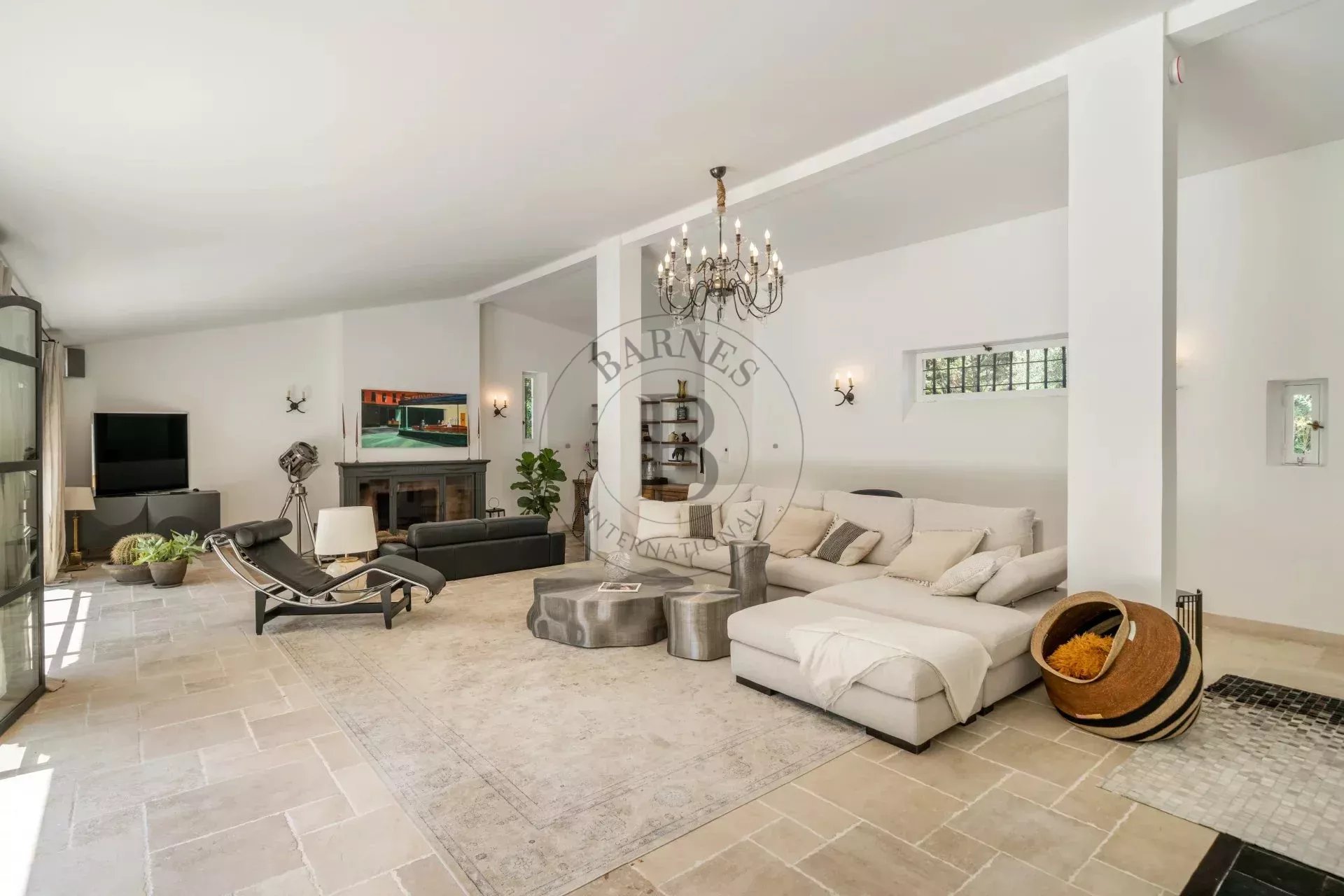 MOUGINS - VILLA DE CHARME - PROCHE DE L'ETANG