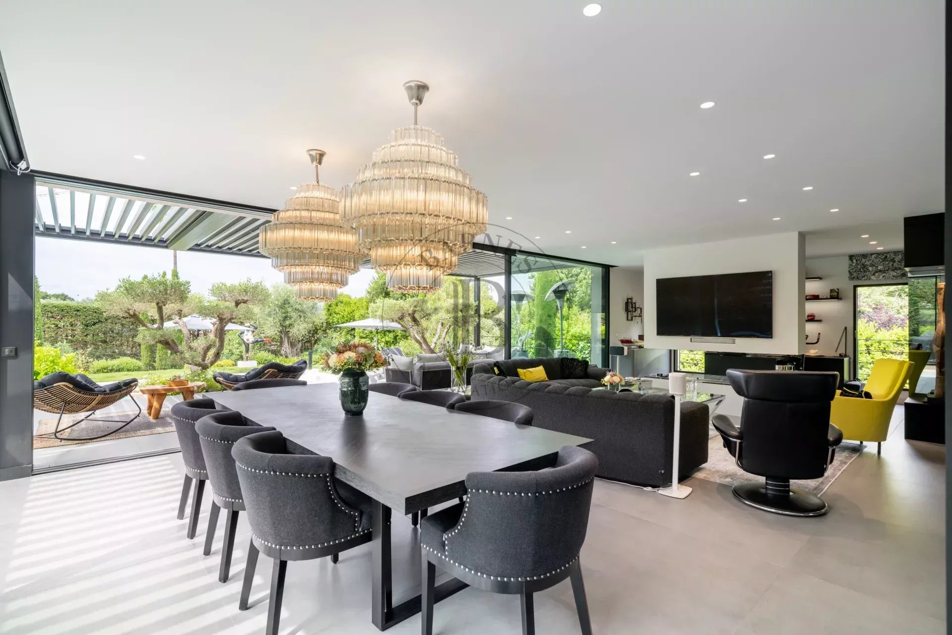 MOUGINS – SUPERBE VILLA MODERNE – DOMAINE FERMÉ