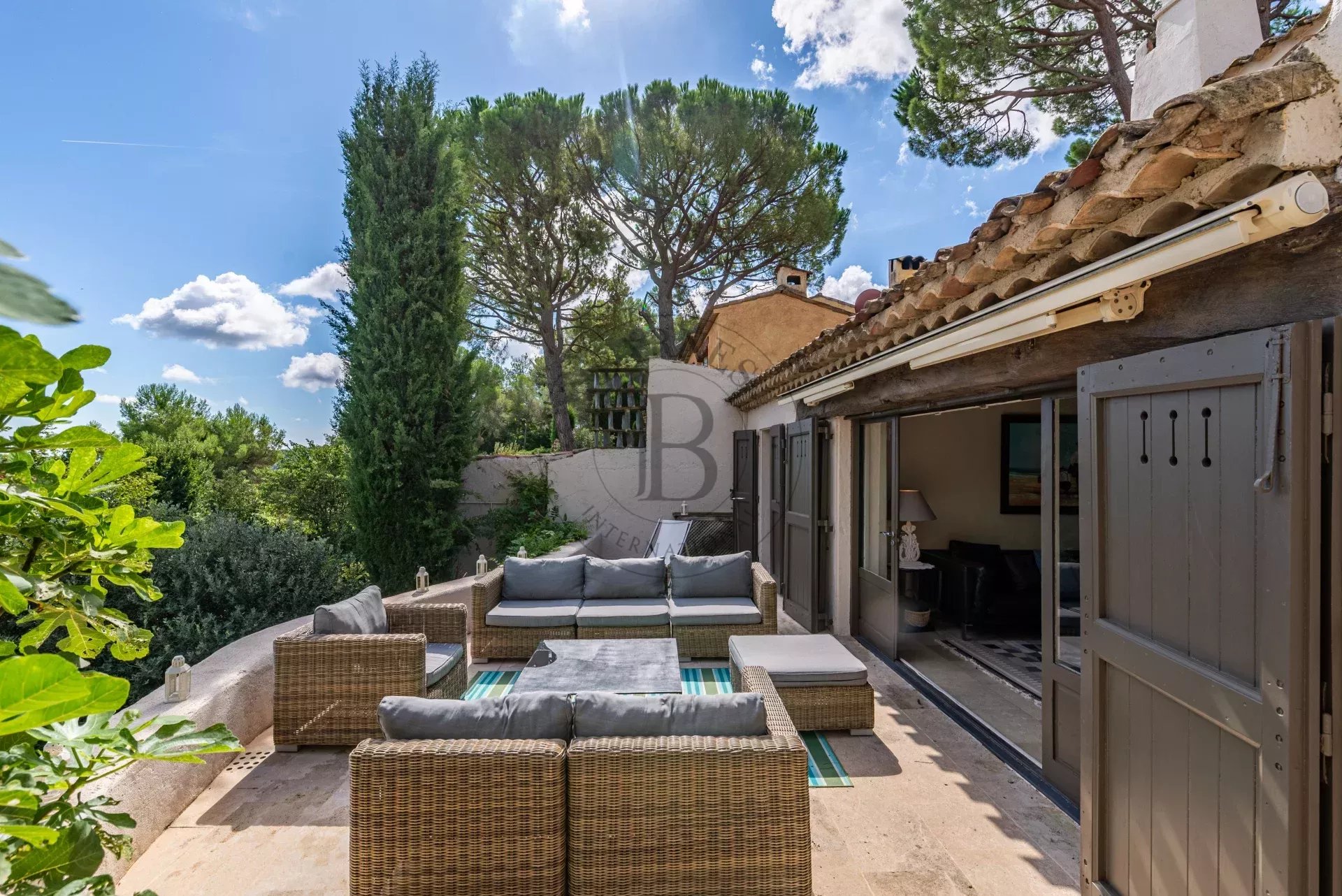 PROCHE MOUGINS - DOMAINE DE CASTELLARAS - AU CALME