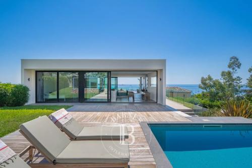 GOLFE-JUAN - VILLA CONTEMPORAINE - VUE MER PANORAMIQUE