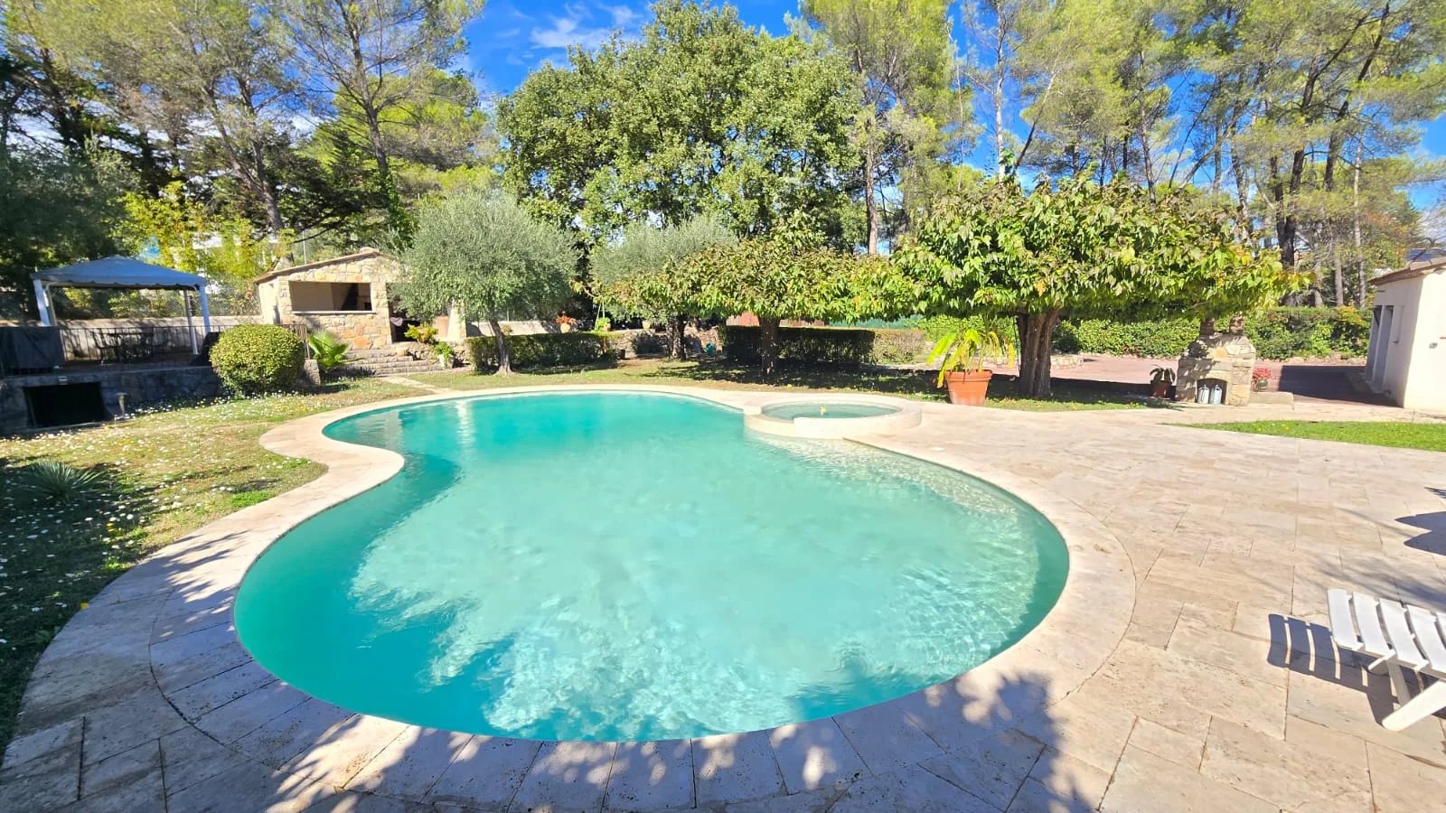 MAISON 5 PIÈCES 135 m² + PISCINE & DOUBLE GARAGE – TERRAIN 3 300 m²