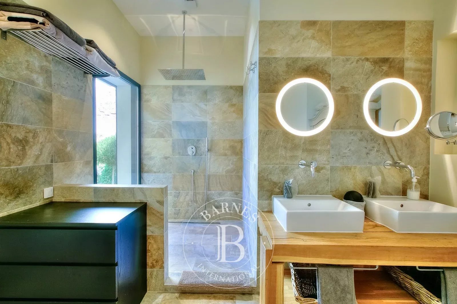 CANNES CENTRE - LOFT ATYPIQUE - HAUTEUR SOUS PLAFOND