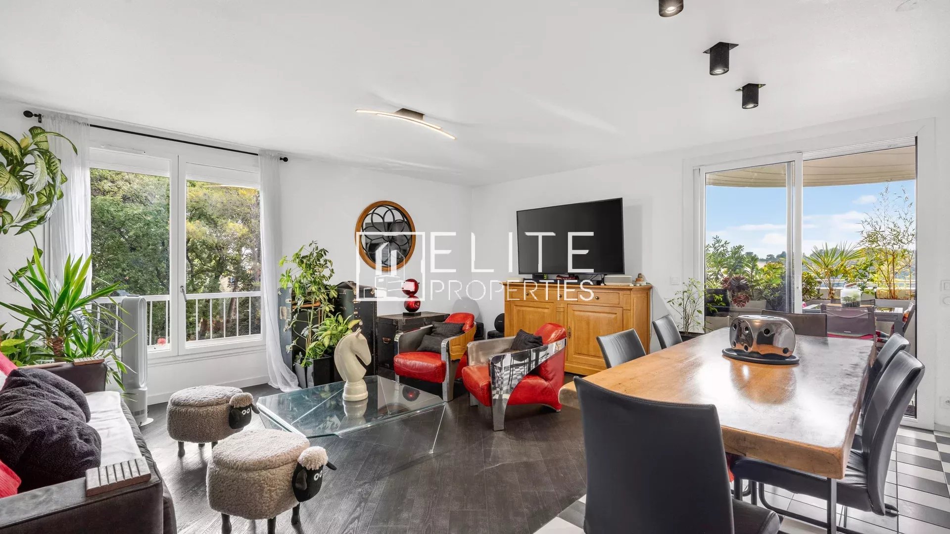 Appartement 3 pièces rénové avec terrasse — Dernier étage